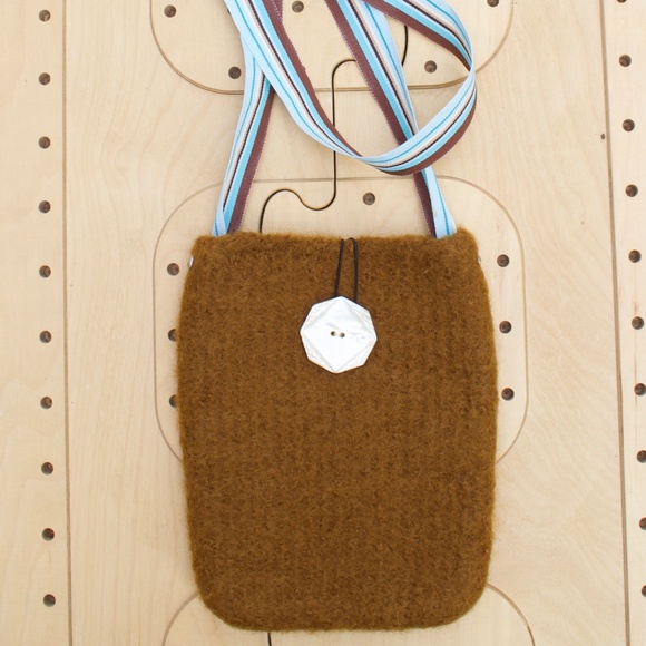 Handmade 100% Wool Knitted Brown Crossbody Purse With Giant Abalone Shell Button - Picture 1 of 10